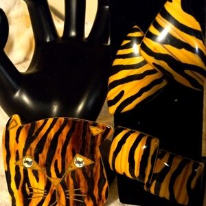 Not new,vintage plastic tiger stripe cat face brooch& 2pr. pierced earrings.